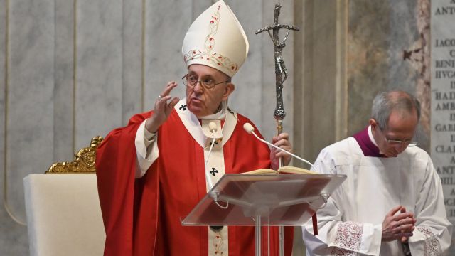 Papež oficiálně povolil ženám, aby se staly ministrantkami